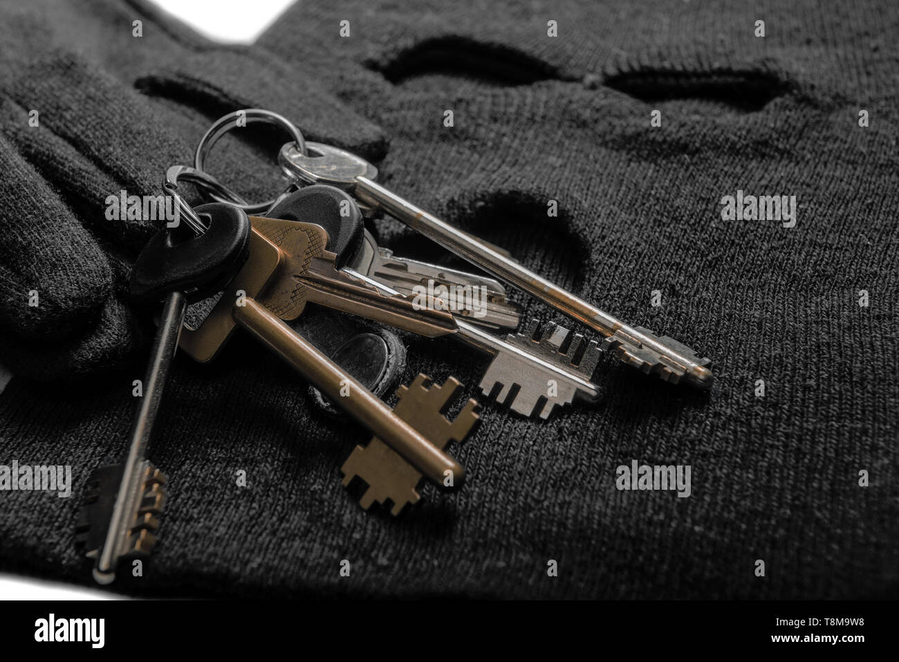 Tasten der Räuber zum Öffnen von Schlössern, Sturmhaube und Handschuhe close-up Stockfoto