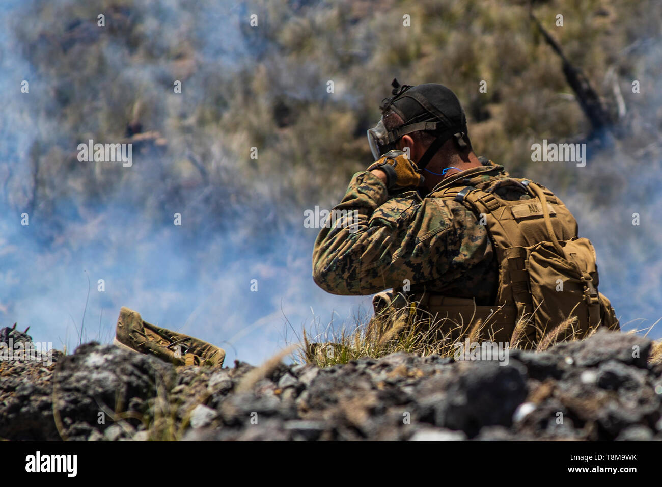 Ein US-Marine mit Echo Unternehmen, 2.BATAILLON, 3. Marine Regiment, setzt auf eine Gasmaske während einem platoon - Attack als Teil der Übung Bougainville II auf Palette 10, Pohakuloa Training Area, California, 11. Mai 2019. Bougainville II ist die zweite Phase der einsatzvorbereitenden Ausbildung durch das Bataillon durchgeführt, um die Einheit des Zusammenhalts und Bekämpfung der Bereitschaft zu verbessern. (U.S. Marine Corps Foto von Lance Cpl. Jakob Wilson) Stockfoto