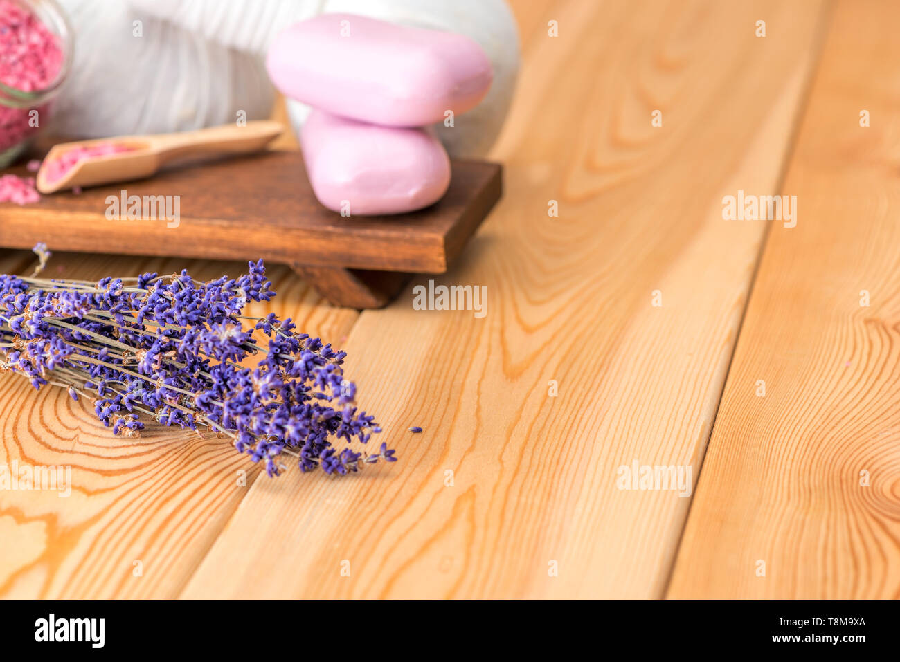 Getrocknet und Lavendel Seife mit Lavendel für Spa Behandlungen und Entspannung auf Holzbretter in der Nähe extrahieren - oben Stockfoto