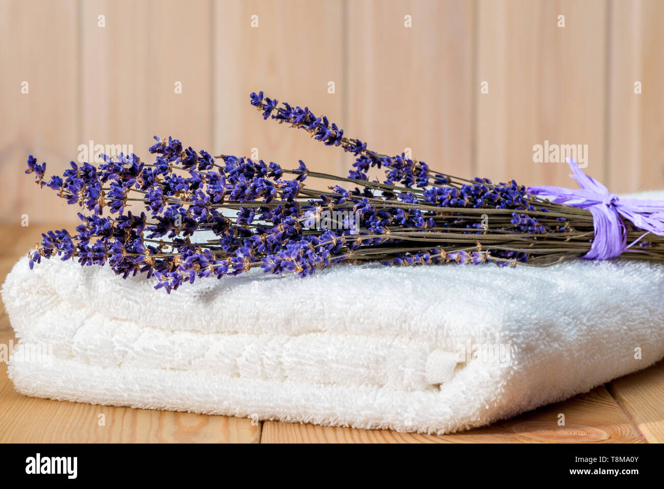 Bündel trockener Lavendel auf einem weißen Frotteehandtuch Nahaufnahme Stockfoto