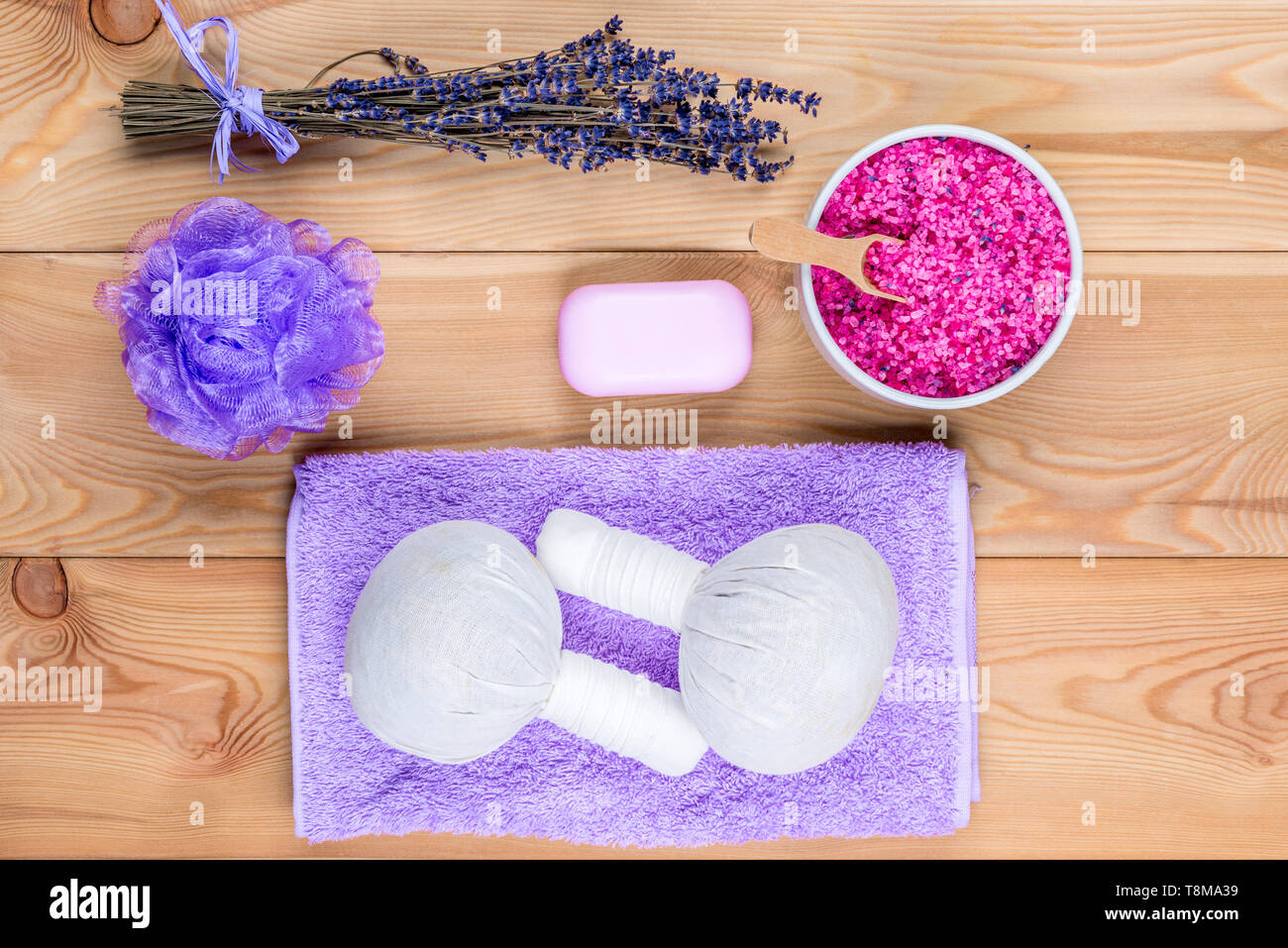 Ansicht von oben herbal Taschen mit natürlichem Lavendel für Massage, Meersalz für Entspannung und Massage und Spa Stockfoto