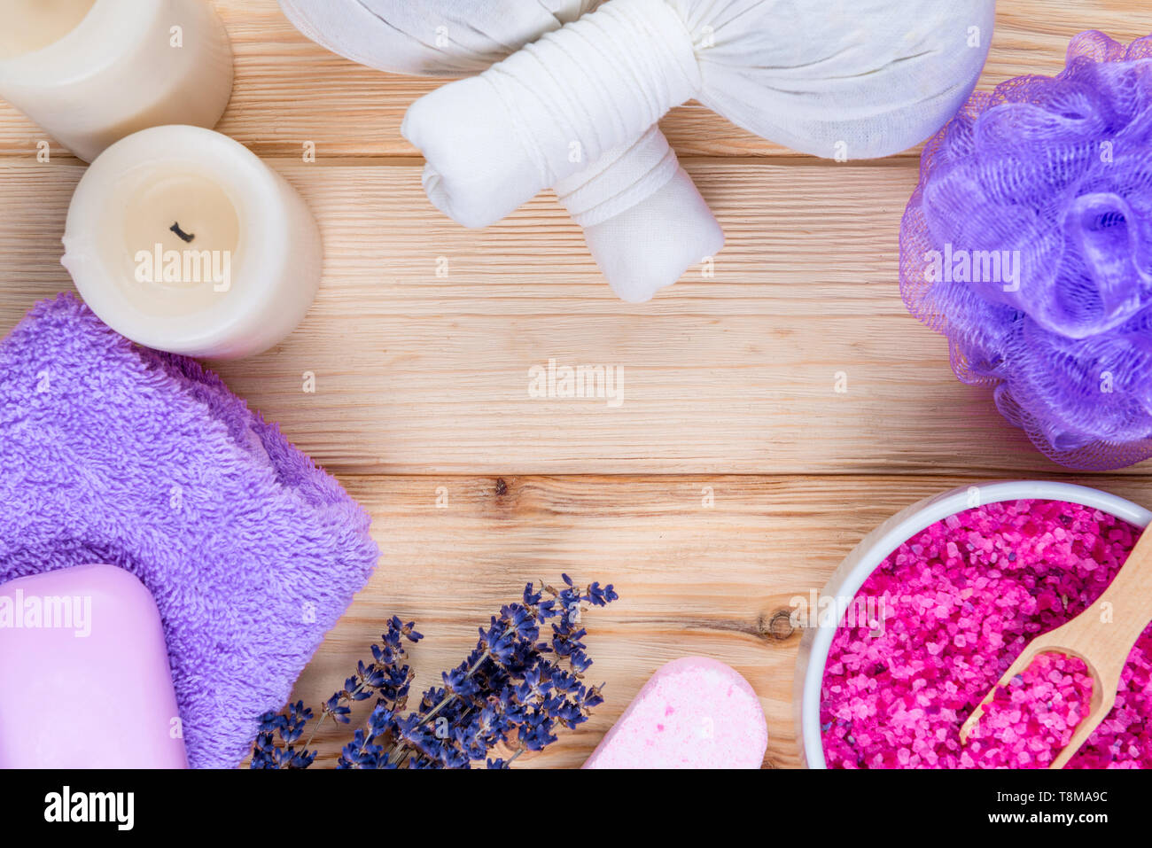 Auf Holzbretter, Herbal Massage Taschen mit Lavendel, kosmetische Produkte für Bad und Spa Stockfoto