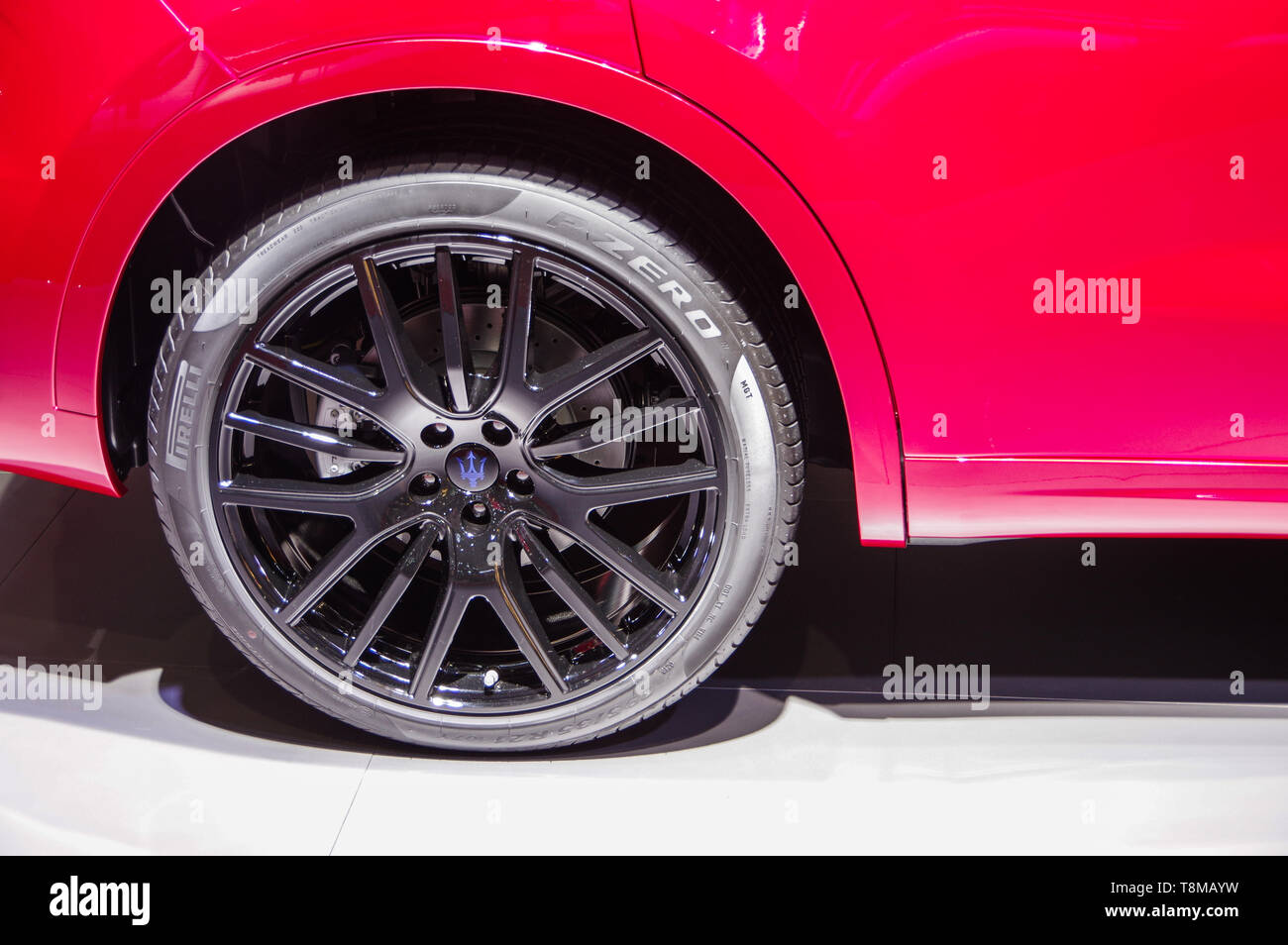 Red Maserati Levante Pirelli P Zero Reifen auf schwarz Radnabe  Stockfotografie - Alamy