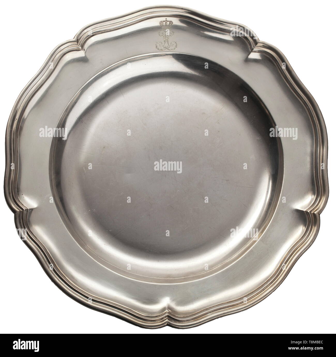 König Ludwig II von Bayern (1845 - 1886) - ein Deep Silver Plate aus des Königs Tisch Silber, gemacht von der Münchner Hofjuwelier Mayerhofer. Große Version. Gebänderte relief Dekoration am Rand, die Grenze mit gravierten Spiegelmonogramm 'L' unter königlich bayerischen Krone ähnelt das Monogramm der Sonnenkönig Ludwig XIV. Master Marke "ayerhofer', prüfkennzeichnung 'Münchner Kindl' und '4 MRK.3 L. 2 Qt". Durchmesser 31,5 cm, Gewicht 1160 g. Sehr selten. historischen, geschichtlichen, Bayern, Bayrisch, Deutsch, Deutschland, Süddeutschland, im Süden von Deutschland, Royal, Objekt, ob, Additional-Rights - Clearance-Info - Not-Available Stockfoto