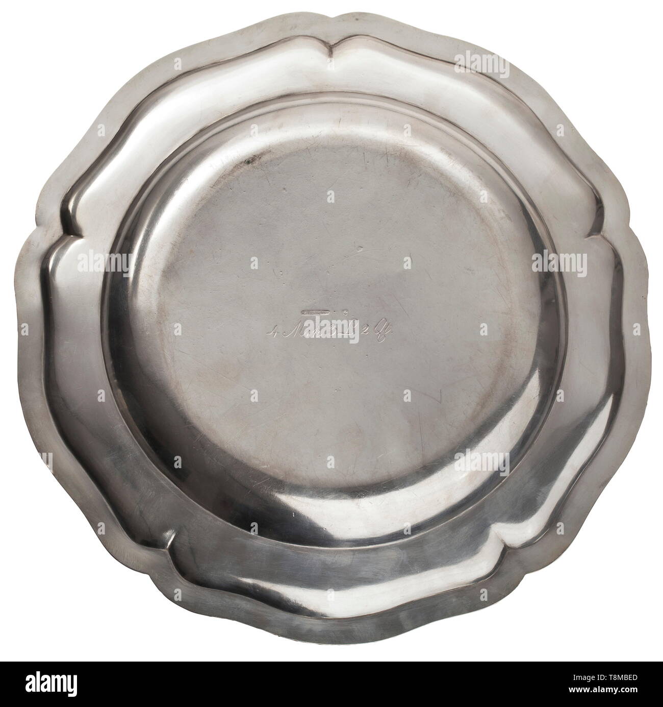 König Ludwig II von Bayern (1845 - 1886) - ein Deep Silver Plate aus des Königs Tisch Silber, gemacht von der Münchner Hofjuwelier Mayerhofer. Große Version. Gebänderte relief Dekoration am Rand, die Grenze mit gravierten Spiegelmonogramm 'L' unter königlich bayerischen Krone ähnelt das Monogramm der Sonnenkönig Ludwig XIV. Master Marke "ayerhofer', prüfkennzeichnung 'Münchner Kindl' und '4 MRK.3 L. 2 Qt". Durchmesser 31,5 cm, Gewicht 1160 g. Sehr selten. historischen, geschichtlichen, Bayern, Bayrisch, Deutsch, Deutschland, Süddeutschland, im Süden von Deutschland, Royal, Objekt, ob, Additional-Rights - Clearance-Info - Not-Available Stockfoto