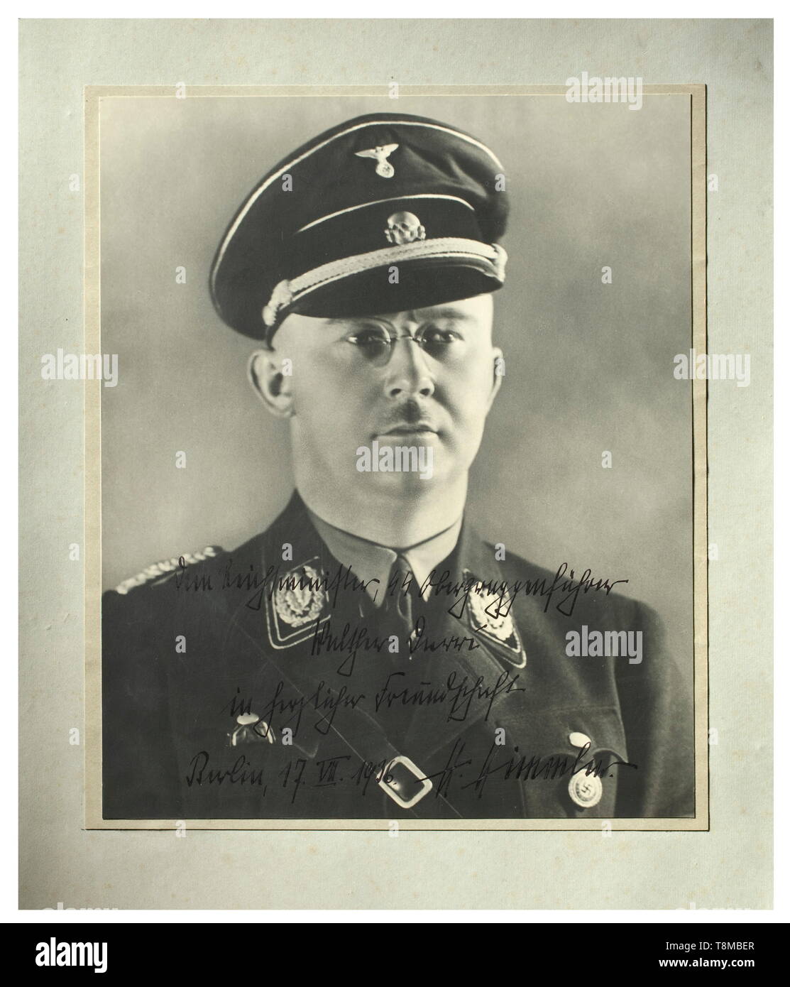 Heinrich Himmer - Walter Darré - ein signiertes Portrait Großes Foto von Himmler mit Widmung (Tr.) "Der Reichsminister SS-Obergruppenführer Walter Darré in herzlicher Freundschaft Berlin, 17.VII.1936. H. Himmler." 35 x 30 cm. Aufgrund der unterschiedlichen Auffassungen, Darré wurde durch "seinen Freund" Himmler 1938 von seiner Position als Leiter der Rennen und Abrechnung Amt entlassen. historischen, historische, 20. Jahrhundert, 1930er Jahre, NS, Nationalsozialismus, Nationalsozialismus, Drittes Reich, Deutsche Reich, Deutschland, Deutsche, Nationalsozialismus, Nationalsozialismus, Nationalsozialismus, Faschismus, Editorial-Use - Nur Stockfoto Heinrich Himmer - Walter Darré - ein signiertes Portrait Großes Foto von Himmler mit Widmung (Tr.) "Der Reichsminister SS-Obergruppenführer Walter Darré in herzlicher Freundschaft Berlin, 17.VII.1936. H. Himmler." 35 x 30 cm. Aufgrund der unterschiedlichen Auffassungen, Darré wurde durch "seinen Freund" Himmler 1938 von seiner Position als Leiter der Rennen und Abrechnung Amt entlassen. historischen, historische, 20. Jahrhundert, 1930er Jahre, NS, Nationalsozialismus, Nationalsozialismus, Drittes Reich, Deutsche Reich, Deutschland, Deutsche, Nationalsozialismus, Nationalsozialismus, Nationalsozialismus, Faschismus, Editorial-Use - Nur Stockfoto