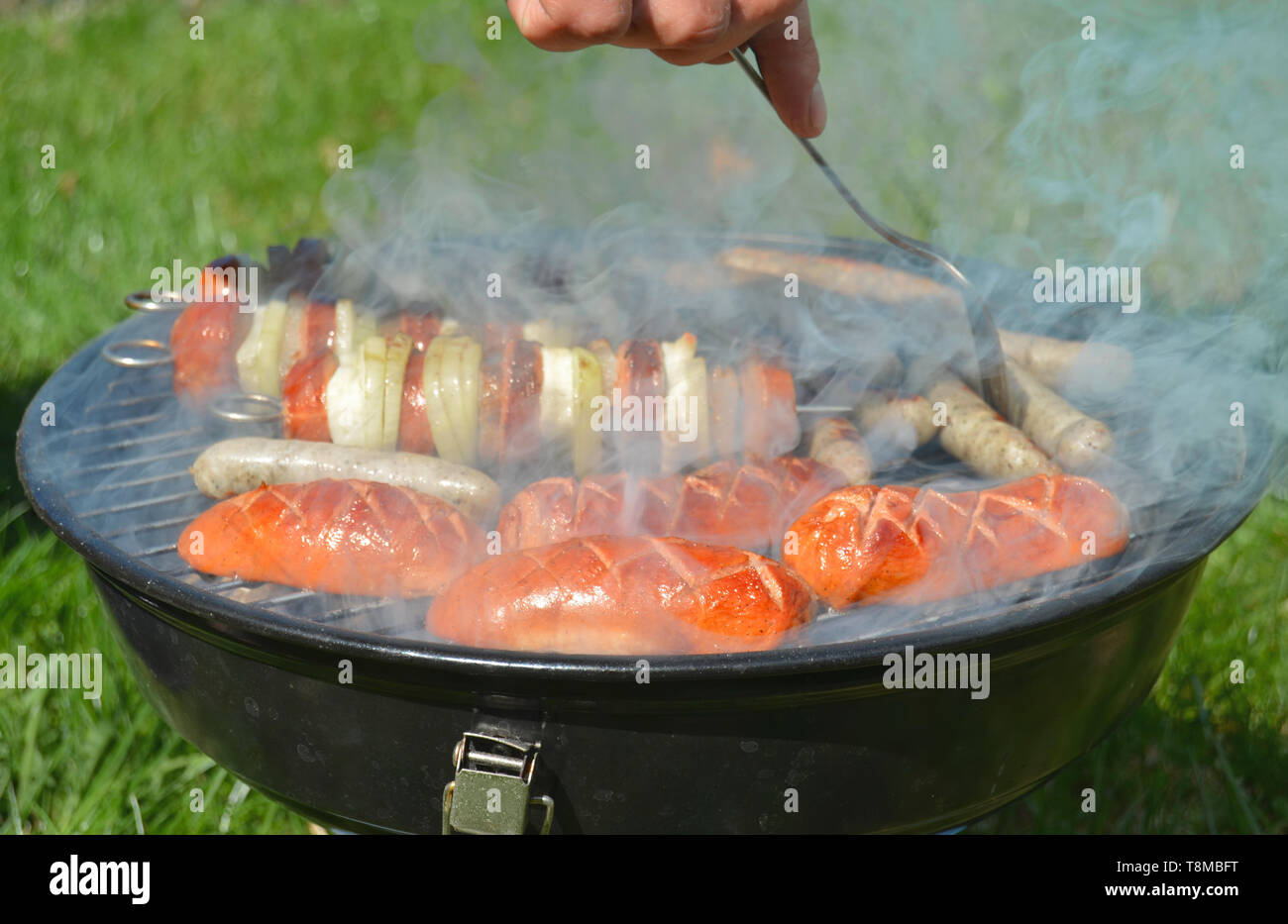 Einen Grill im Freien mit typisch tschechischen geräuchert Würste: Weißwurst, spekacky (oder burty, vurty) und Spieße aus Wurst, Speck und Zwiebeln, producin Stockfoto