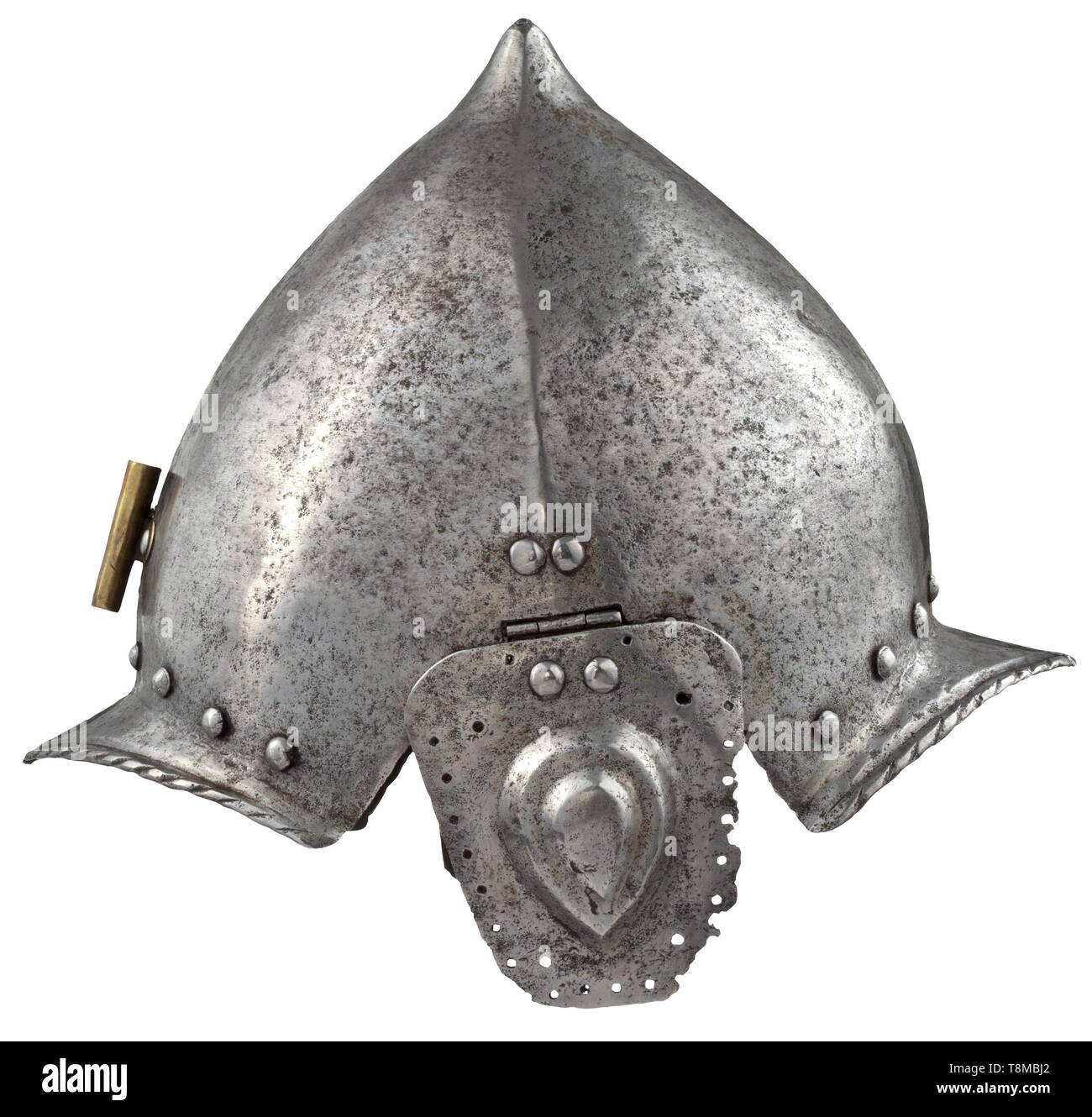 Einem Süddeutschen burgonet, ca. 1540 aus einem Stück geriffelte Schädel der Ungarischen Typ, die vier Kanten in einem Punkt. Einteilige Spitze und Nackenstütze hingewiesen, mit gedrehten Seilen Kanten, kontinuierliche Futter Nieten und ersetzt Messing plume Buchse im Nacken. Schwenkbare Bügeleisen Wange Stücke, in der Zeit der Verwendung ersetzt. Doppelklicken trat Osmanischen drop Motiv in der Mitte, durch die Auskleidung Löcher umgeben. Die Oberflächen mit Spuren von Korrosion. Höhe 23,5 cm. Interessante Helm aus der Zeit der frühen osmanischen Kriege, die zunächst in der Kaiserlichen und später in der Osmanischen Armee verwendet wurde., Editorial-Use - Nur Stockfoto