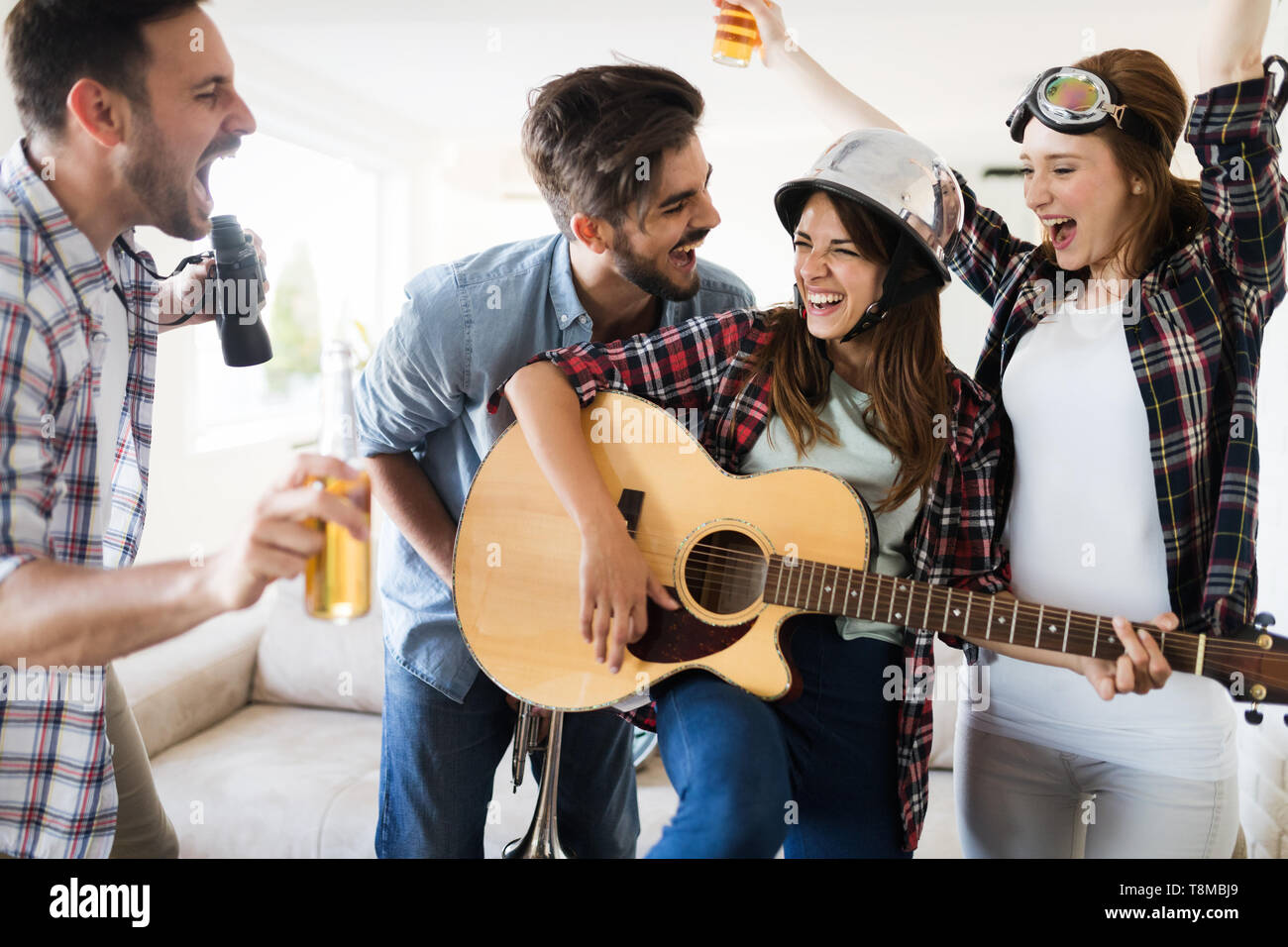 Gruppe der glückliche junge Freunde, Spaß und Bier trinken. Stockfoto