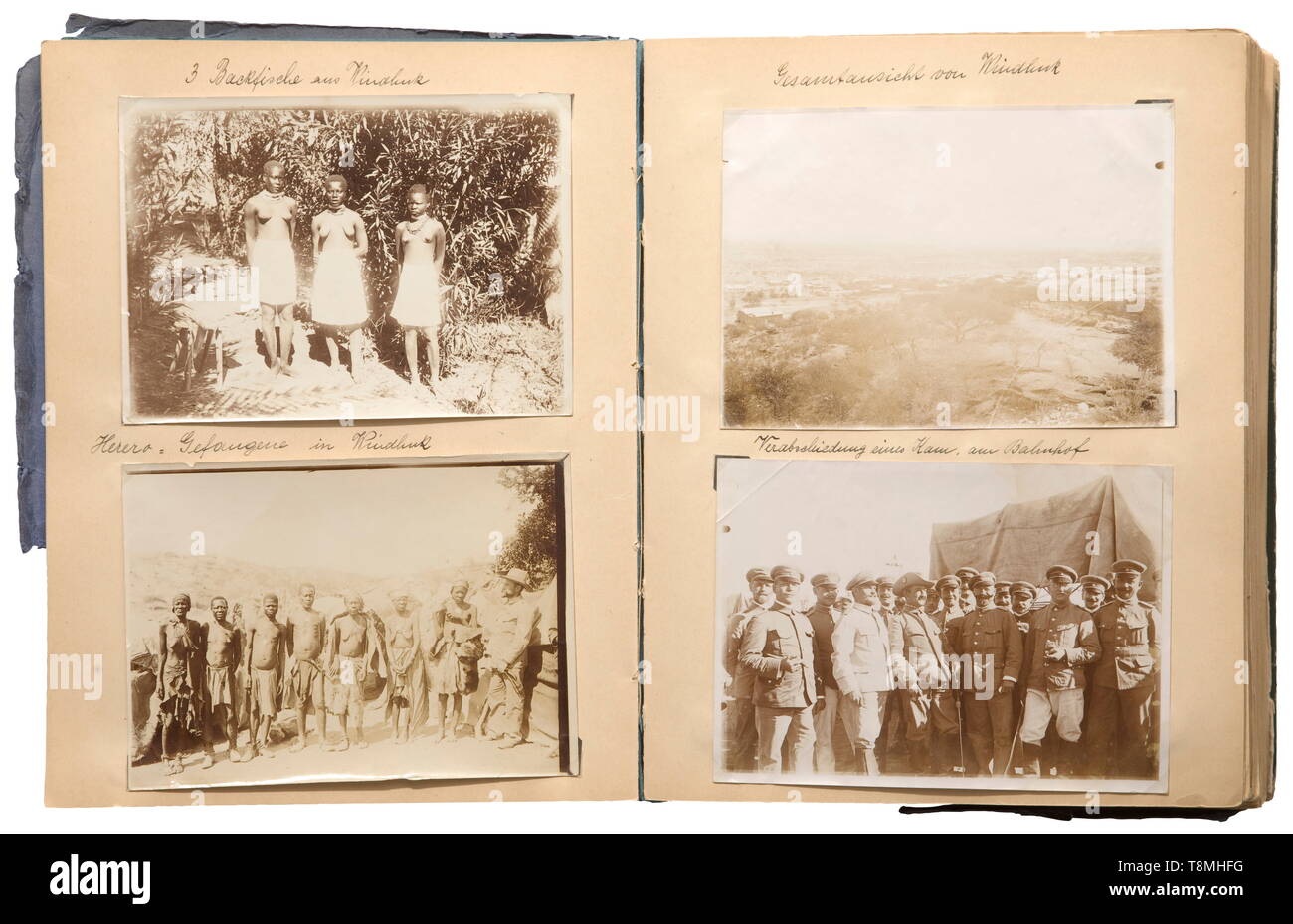 Die ein Album im Gedächtnis von Deutsch-südwest-Afrika vom Junior Zahlmeister Döcker in der Uniform supply Depot der Befehl in Windhoek und dem südlichen Befehl in Keetmanshoop, ca. 1906 - 1913 insgesamt mehr als 270 Fotografien (hauptsächlich in Postkartengröße und größer) in Foto Montage in Ecken und auf Seiten von Untertiteln ein Album mit harten, vordere Bindung eingerissen, der Titel teilweise lesbar' Erinnerungen aus Deutsch-Südwest-Afrika - Dezember ...' (Tr. 'Memories von Deutsch-südwest-Afrika - Juli ..."). Mit Fotografien von der fie, Additional-Rights - Clearance-Info - Not-Available Stockfoto