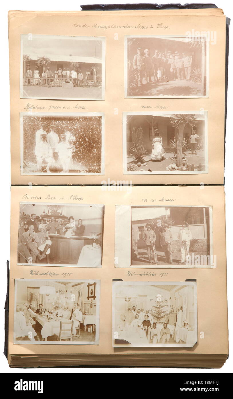 Die ein Album im Gedächtnis von Deutsch-südwest-Afrika vom Junior Zahlmeister Döcker in der Uniform supply Depot der Befehl in Windhoek und dem südlichen Befehl in Keetmanshoop, ca. 1906 - 1913 insgesamt mehr als 270 Fotografien (hauptsächlich in Postkartengröße und größer) in Foto Montage in Ecken und auf Seiten von Untertiteln ein Album mit harten, vordere Bindung eingerissen, der Titel teilweise lesbar' Erinnerungen aus Deutsch-Südwest-Afrika - Dezember ...' (Tr. 'Memories von Deutsch-südwest-Afrika - Juli ..."). Mit Fotografien von der fie, Additional-Rights - Clearance-Info - Not-Available Stockfoto