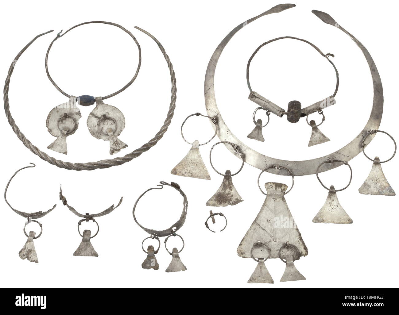 Eine Südosteuropäische Silber Schmuck, späten Eisenzeit, 2./1. Jahrhundert v. Chr. eine Halskette von Ribbon-geformte Blatt Silber mit geprägtem Dekoration und Lanzettförmig klemmen. Es sieben Hatchet - geformte Anhänger, drei von ihnen mit jedem anderen verbunden ist. Darunter ein twisted Halskette, zwei silberne Ringe mit Glasperlen und Schmuck Anhänger aus Silber sowie zwei Ohrringe, jeder von ihnen mit zwei der ursprünglich drei Anhänger, erhalten wurde. Durchmesser 4 bis 15 cm. Provenienz: München private Sammlung, während t erworben, Additional-Rights - Clearance-Info - Not-Available Stockfoto