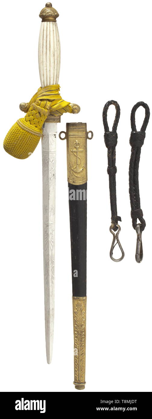 Ein zeremonielles Dolch der österreichischen Marine mit Aufhängevorrichtung Klinge aus Diamant Abschnitt mit Ornamenten geätzt, Anker und Kaiserkrone, Mark ist kein Teekocher, leicht Massepunkt. Der Griff der karierten Knochen, Feuer, vergoldeten quillons in Form von zwei Delphinen, original verpackt Schwert Knoten mit schwarzen Streifen. Die Lederscheide mit zwei Halterungen, die mit Spuren von vergoldung und die '1', das Medaillon lose. Auch mit relief Dekoration und die Darstellung eines Ankers. Leder Bügel befestigt mit karabinerhaken an der Seite. Gesamtlänge 44,5 cm. Sehr selten. historischen, geschichtlichen, Imperial, Österreich, Austr, Editorial-Use - Nur Stockfoto