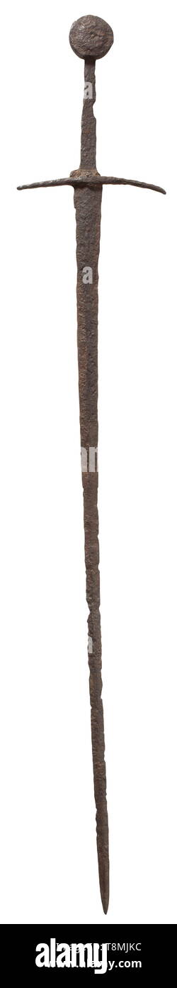 Eine deutsche ritterliche thrusting Schwert, circa 1400 Enge Klinge von Diamant Abschnitt. Die quillons Enden leicht in Richtung Blade abgewinkelt sind. Robust, leicht konischen Zapfen, die disc Knauf mit Versatz auf beiden Seiten. Länge 98,5 cm. Frühe Art der Schwert speziell für stoßen. Mit der steigenden Prävalenz der Platte Rüstung im Laufe des 14. Jahrhunderts, ein Schwert Schlag wurde unwirksam, sondern Kämpfer zu erstechen, Gegner durch die Ritzen versucht in ihrer Rüstung. historischen, geschichtlichen, Schwert, Schwerter, Waffen, Waffen, w, Additional-Rights - Clearance-Info - Not-Available Stockfoto