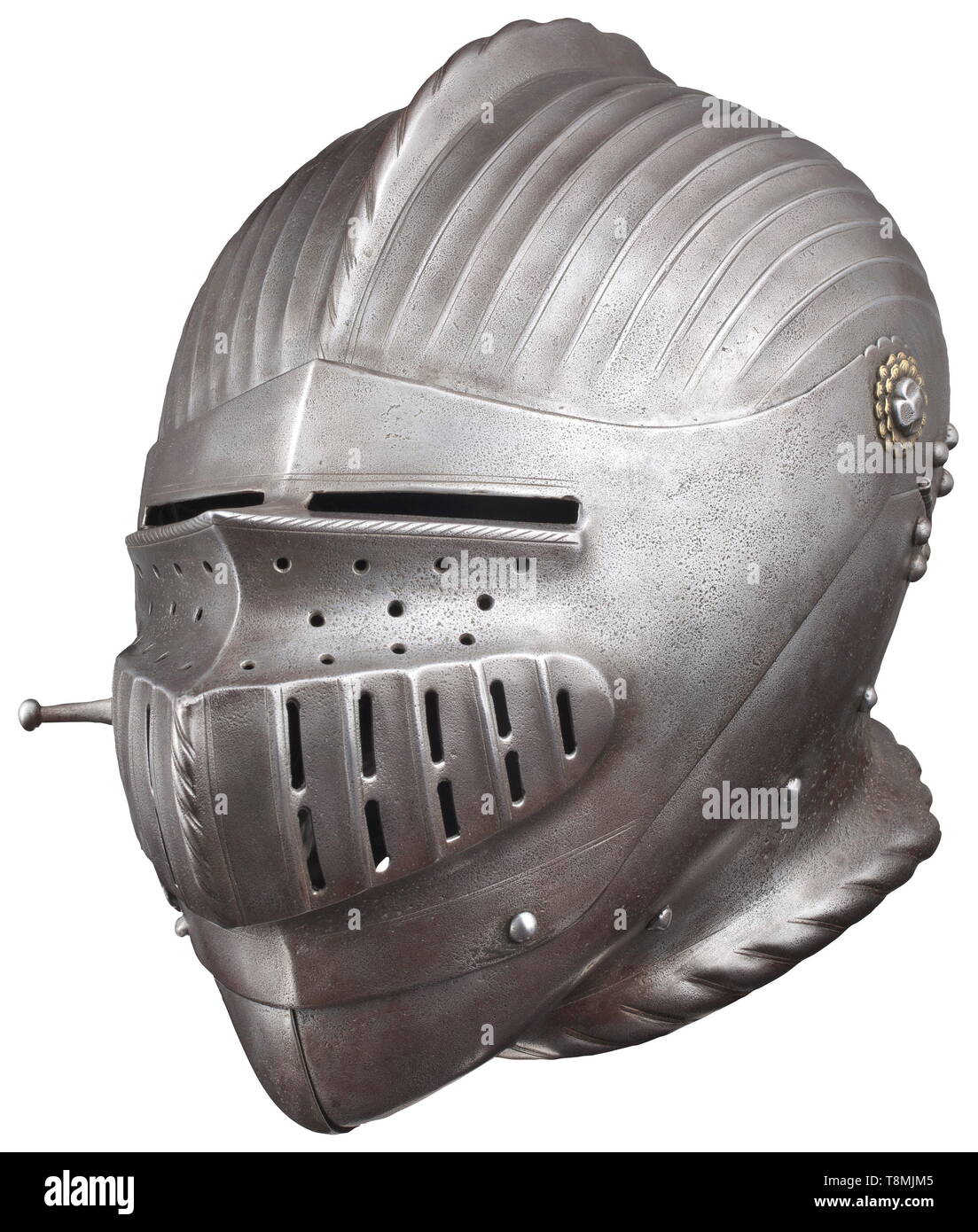 Einem Süddeutschen schließen Helm von Maximilian Typ, ca. 1520 Einteilige Schädel mit flachen, angeseilt Kamm. Auf dem Kamm einer Öffnung für den Anschluss, der mit einem Kamm. 10 Flöten auf beiden Seiten, eine genietete Messing plume Buchse mit geätzten Dekoration (hinzugefügt) im Nacken. Schwenkbarer Visor mit getrennten Vision Schlitze über eine ausgeprägte nach außen Flansch mit gravierten Schnürung. Robuste abgefackelt mittlere Zone mit seilschaft zentrale Ridge, durch lange Lüftungsschlitze von sechs Flöten flankiert. Auf der rechten Seite einer genieteten Griff (hinzugefügt?), die unter einer Haltefeder mit Button drücken. Original Viso, Additional-Rights - Clearance-Info - Not-Available Stockfoto