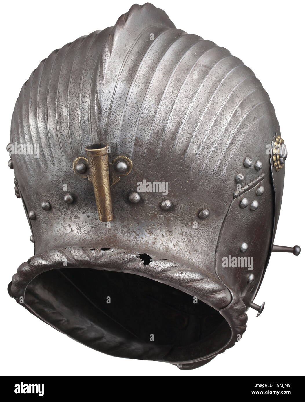 Einem Süddeutschen schließen Helm von Maximilian Typ, ca. 1520 Einteilige Schädel mit flachen, angeseilt Kamm. Auf dem Kamm einer Öffnung für den Anschluss, der mit einem Kamm. 10 Flöten auf beiden Seiten, eine genietete Messing plume Buchse mit geätzten Dekoration (hinzugefügt) im Nacken. Schwenkbarer Visor mit getrennten Vision Schlitze über eine ausgeprägte nach außen Flansch mit gravierten Schnürung. Robuste abgefackelt mittlere Zone mit seilschaft zentrale Ridge, durch lange Lüftungsschlitze von sechs Flöten flankiert. Auf der rechten Seite einer genieteten Griff (hinzugefügt?), die unter einer Haltefeder mit Button drücken. Original Viso, Additional-Rights - Clearance-Info - Not-Available Stockfoto