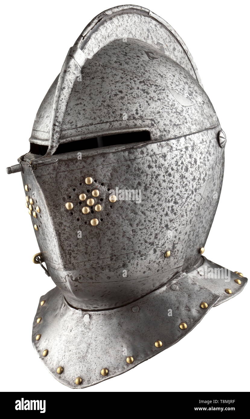 A2 Helm, Flämisch, Französisch, um 1600 2-teiliges Schädel mit hoch, drehte sich kämmen. Zweiteilige geschwenkt Visor mit seitlichen Haken-und-osen und getrennt Vision Schlitzen. Die Vorderseite mit runden Lüftungsöffnungen mit Messing Nieten verziert. Bevor mit genieteten Kragen geschwenkt. Diverse Reparaturen am Kamm und Visor Scharnier auf der rechten Seite, beide Teile der gorget hinzugefügt. Höhe 32 cm. historischen, geschichtlichen, defensive Waffen, Waffen, Waffen, Waffen, arm, die Bekämpfung von Geräte-, Objekt, Objekte, Stills, Clipping, Clippings, Ausschneiden, Ausschneiden, Ausschnitten, Utensilien,, Additional-Rights - Clearance-Info - Not-Available Stockfoto