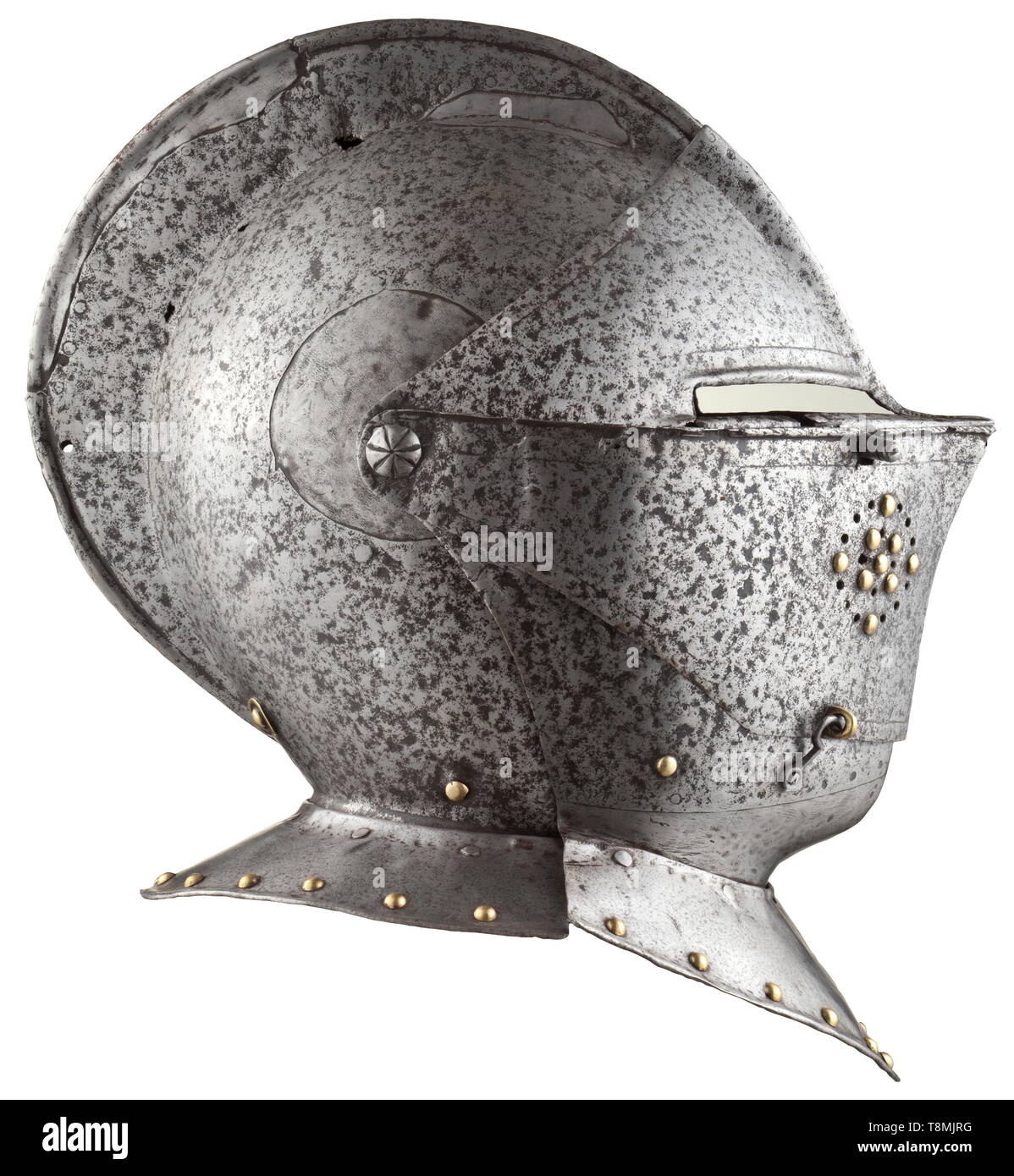 A2 Helm, Flämisch, Französisch, um 1600 2-teiliges Schädel mit hoch, drehte sich kämmen. Zweiteilige geschwenkt Visor mit seitlichen Haken-und-osen und getrennt Vision Schlitzen. Die Vorderseite mit runden Lüftungsöffnungen mit Messing Nieten verziert. Bevor mit genieteten Kragen geschwenkt. Diverse Reparaturen am Kamm und Visor Scharnier auf der rechten Seite, beide Teile der gorget hinzugefügt. Höhe 32 cm. historischen, geschichtlichen, defensive Waffen, Waffen, Waffen, Waffen, arm, die Bekämpfung von Geräte-, Objekt, Objekte, Stills, Clipping, Clippings, Ausschneiden, Ausschneiden, Ausschnitten, Utensilien,, Additional-Rights - Clearance-Info - Not-Available Stockfoto