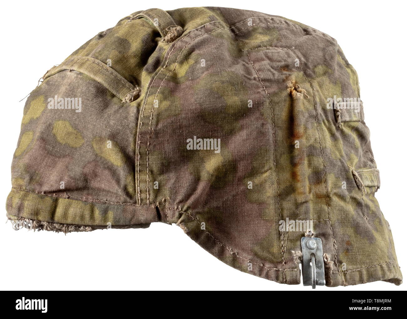 Ein Helm in oak leaf pattern Camouflage reversibel Von Braun zu Grün Herbst Sommer Seite, auf beiden Seiten für die Anbringung camouflage Material durchgeschleift. Stark mit Verschleiß der verwendeten Marken, einer der drei Aluminium Halterungshaken fehlt, Rostflecken durch den eisernen Zugfedern verursacht. historischen, historische, 20. Jahrhundert, 1930S, 1940s, Waffen-SS, bewaffneten Division der SS, bewaffneten Service, Streitkräfte, NS, Nationalsozialismus, Nationalsozialismus, Drittes Reich, Deutsche Reich, Deutschland, Militär, Militaria, Utensilien, Ausrüstung, Geräte, Objekt, Objekte, Stills, Clipping, Blechschrott, o Cut, Editorial-Use - Nur Stockfoto