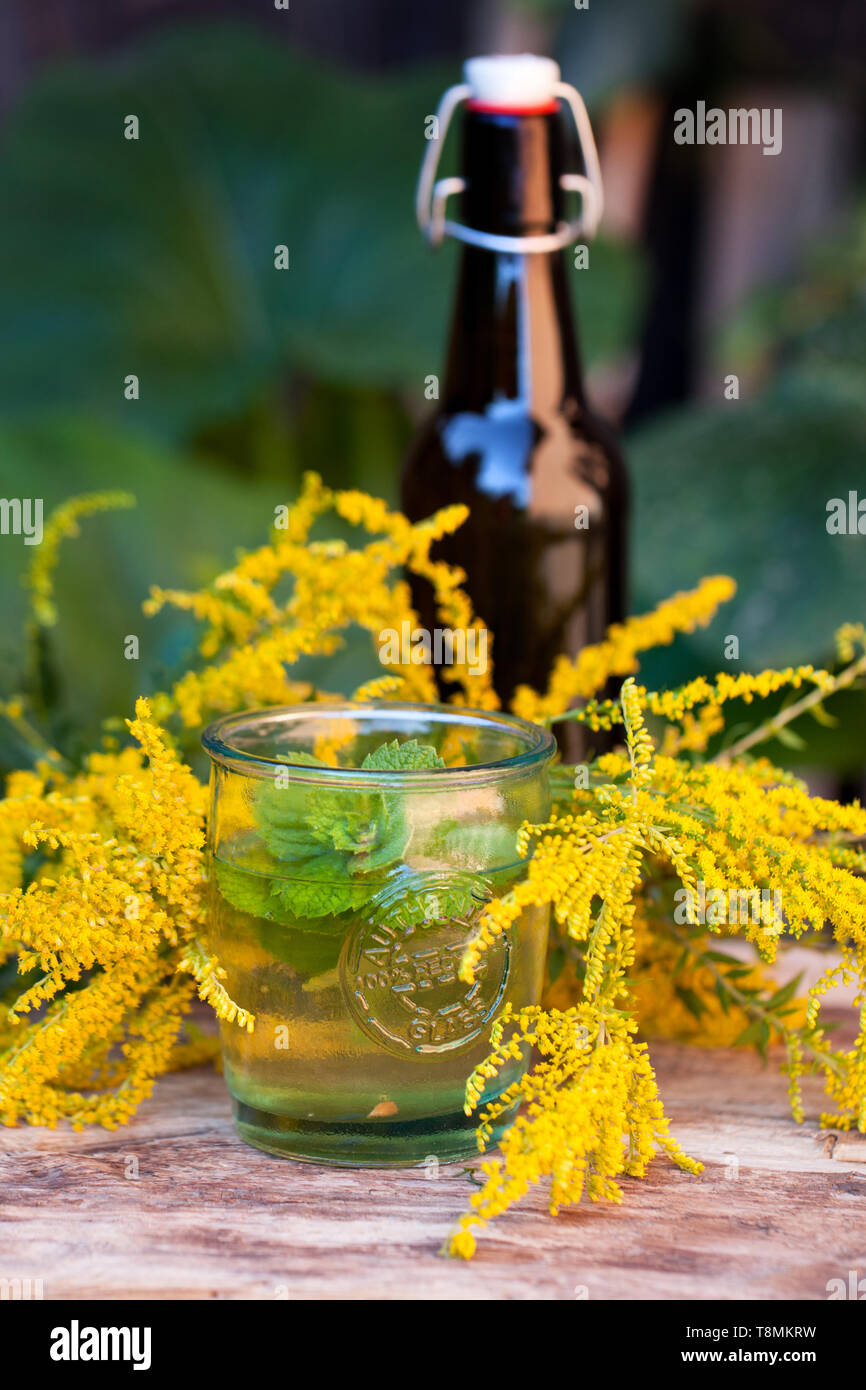 Natürliche Medizin. Saft, Kraut, Sirup, Wachsamkeit, Gesundheit. Natürliche Medizin, ganzheitliche Medizin, Stockfoto