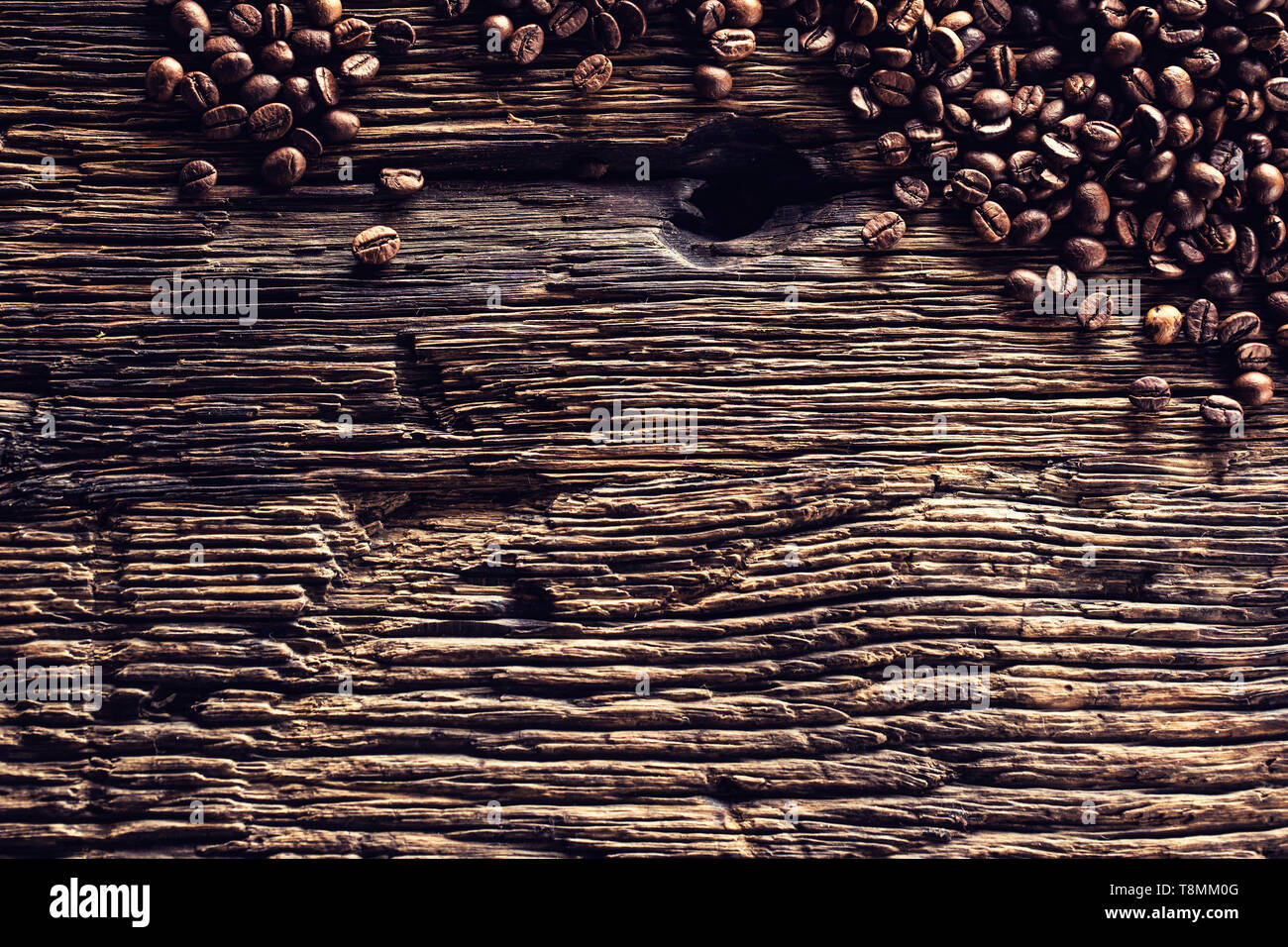 Top der Kaffeebohnen auf Eiche rustikal Tisch Stockfoto