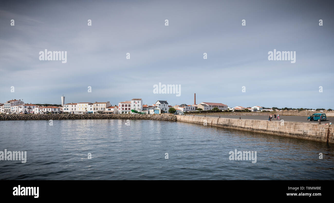 Ile d Yeu, Frankreich - September 16, 2018: Blick auf die Brücke von der Fähre in den Hafen der Insel von Yeu, wo Reisende sitzen zu admir Stockfoto