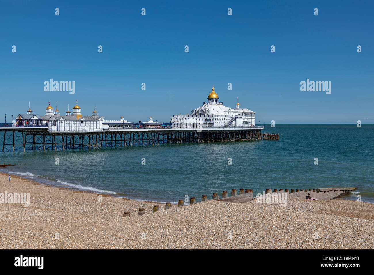 Eastbourne Pier. 1872 fertiggestellt, ist 300 Meter lang und auf Stelzen, die in den Schalen auf dem Meeresboden rest ermöglicht die gesamte Struktur zu bewegen. Stockfoto