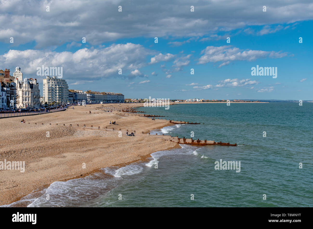 Das Meer in Eastbourne mit dem Kiesstrand. Foto von Eastbourne Pier genommen. Im Jahr 1872 abgeschlossen. Stockfoto