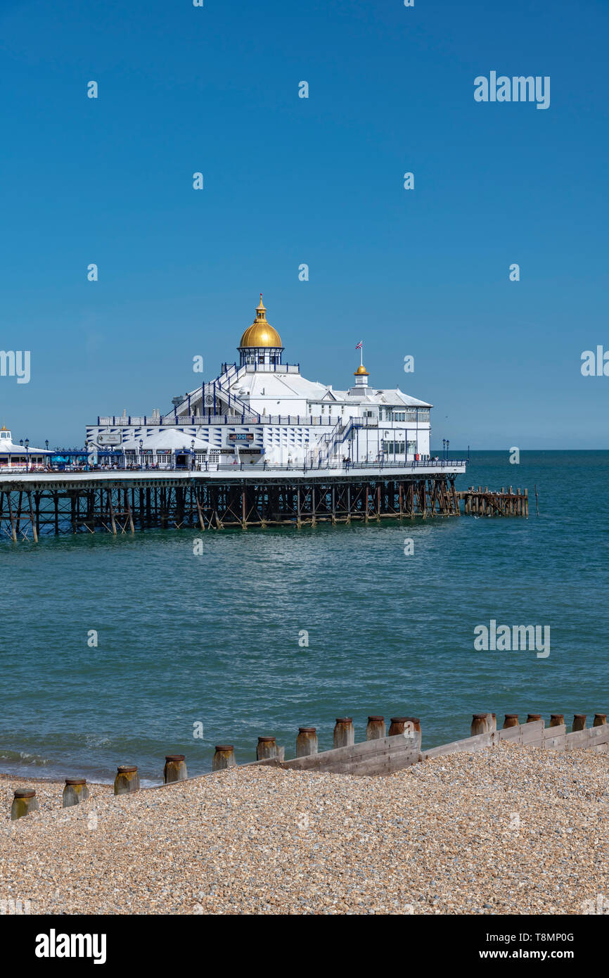 Eastbourne Pier. 1872 fertiggestellt, ist 300 Meter lang und auf Stelzen, die in den Schalen auf dem Meeresboden rest ermöglicht die gesamte Struktur zu bewegen. Stockfoto