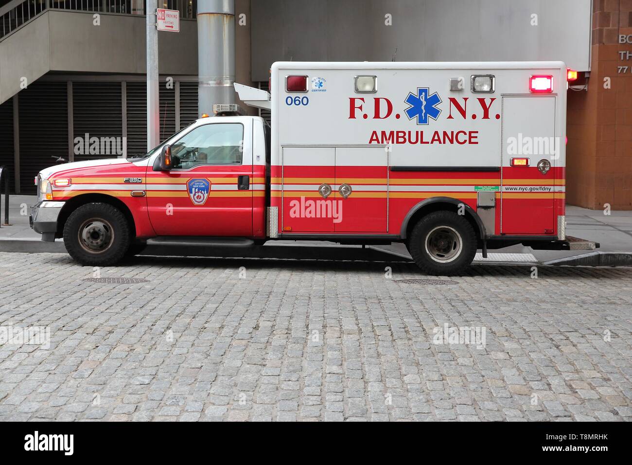 NEW YORK, USA - Juli 1, 2013: FDNY Krankenwagen in New York. Feuerwehr der Stadt New York wurde 1865 gegründet und kümmert sich um medizinische 222,879 Stockfoto