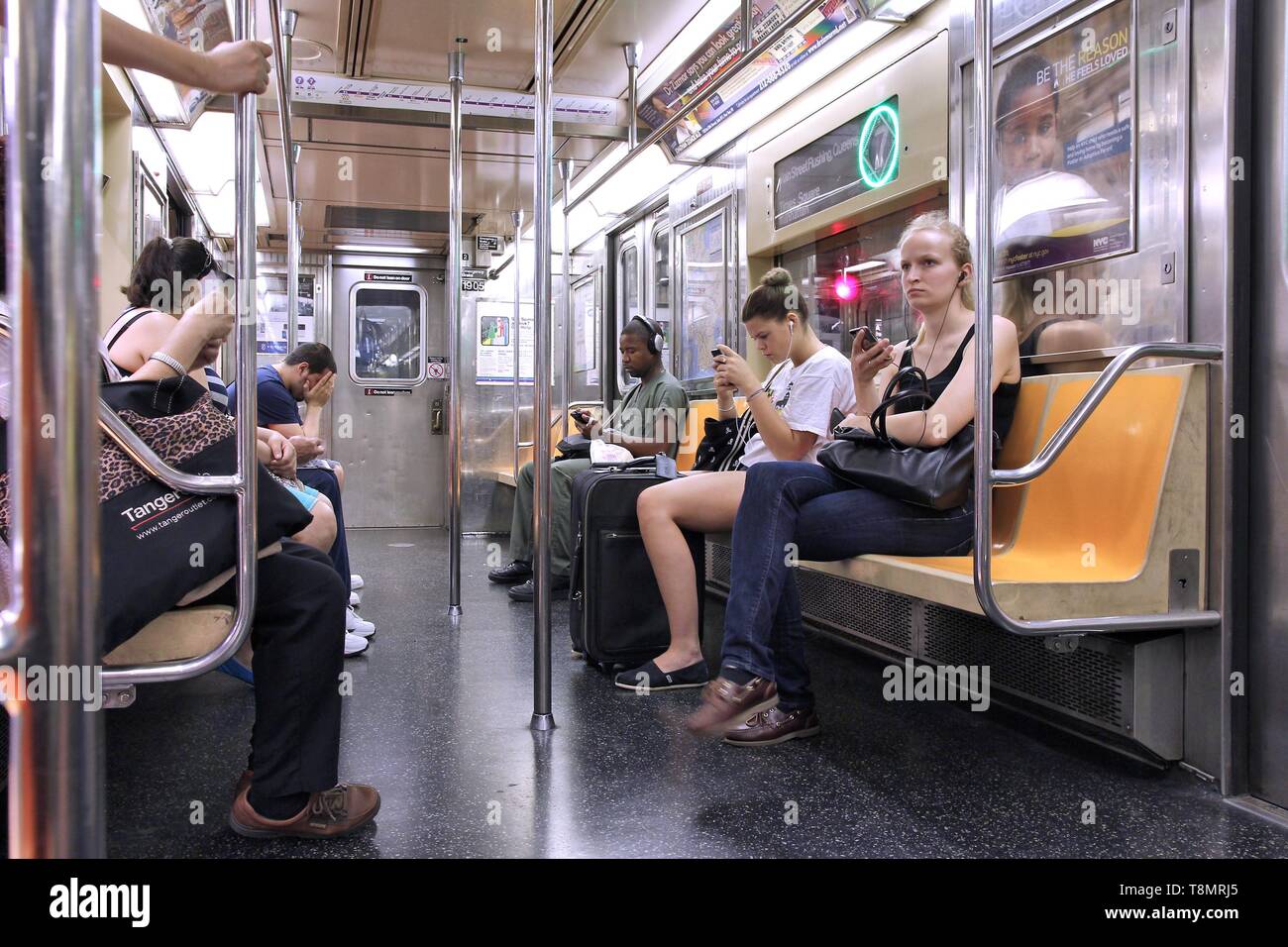 NEW YORK, USA - Juli 3, 2013: die Menschen fahren U-Bahn in New York. Mit 1,67 Milliarden Euro jährliche Fahrten, New York City U-Bahn ist die 7 Verkehrsreichsten U-Syst Stockfoto