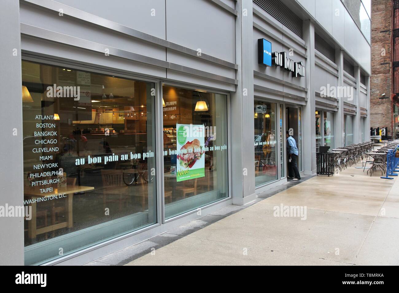 CHICAGO, USA - 26. JUNI 2013: Person betritt Au Bon Pain sandwich Store in Chicago. Au Bon Pain ist ein schnell-beiläufigen Bäckerei und Cafe Firma mit 240 Speichern Stockfoto