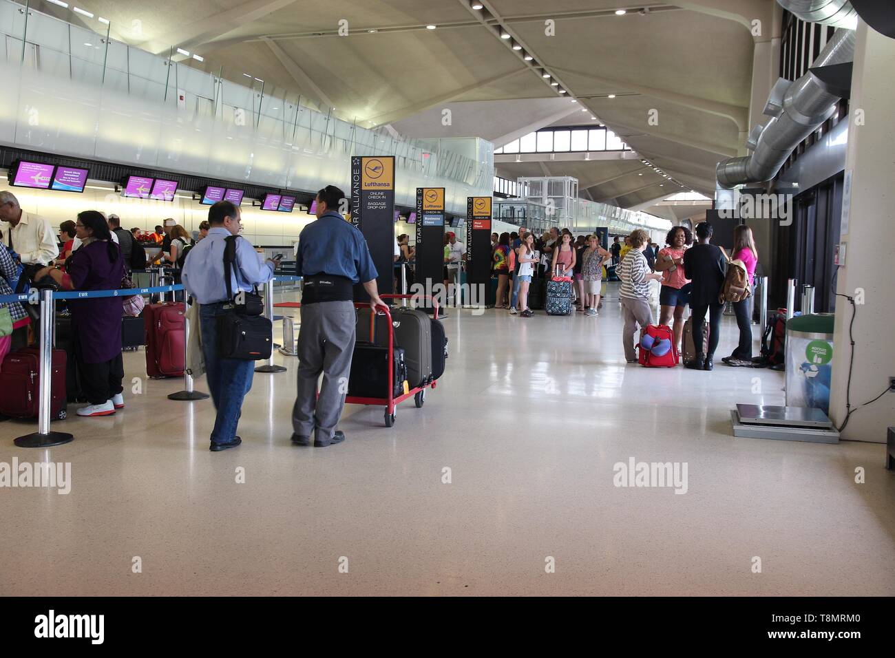 NEWARK, USA - Juli 7, 2013: Die Menschen warten am Newark Liberty Airport in Newark. Mit 33,7 Millionen des Passagierverkehrs Es ist der 14 verkehrsreichsten Airpo Stockfoto