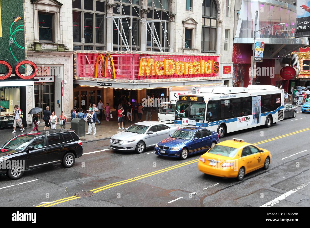 NEW YORK, USA - Juli 1, 2013: die Menschen besuchen Broadway McDonald's in New York. Die fast food Restaurant verfügt über 36.000 Verkaufsstellen in der ganzen Welt. Stockfoto