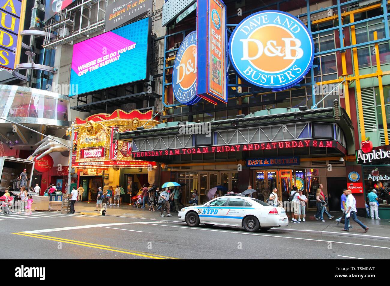 NEW YORK, USA - Juli 1, 2013: die Menschen besuchen Broadway Dave und Buster's Restaurant in New York. Dave und Buster's hat 73 Standorte in den USA. Das resta Stockfoto