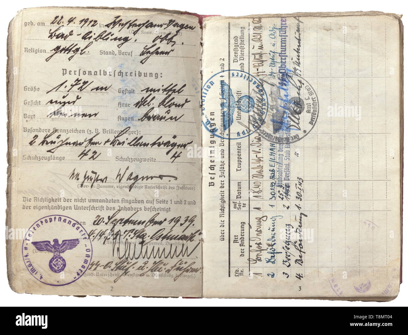 Ein soldbuch, Identität, und ein Foto der Unterscharführer Kurt-Gustav Wagner - auf dem persönlichen Stab des Reichsführers-SS Heinrich Himmler das soldbuch (paybook) mit Foto-ID, am 20. September 1939 ausgestellt, während "4 zugeordnet. (M.G.) / 4. SS-Totenkopfstandarte Ostmark". Mit zahlreichen Einträge wie Promotions, Transfers (persönlicher Mitarbeiter der Reichsführer, Steinhöring 'Lebensborn'), Geräte fragen, Impfungen, Krankenhausaufenthalte, Beurlaubungen und mehr. Enthalten ist seine Identität Disc (gebrochen) mit der Bezeichnung S-Verfügungstruppe - DIV. 2302' und ein Foto als Unterscharführer. H, Editorial-Use - Nur Stockfoto