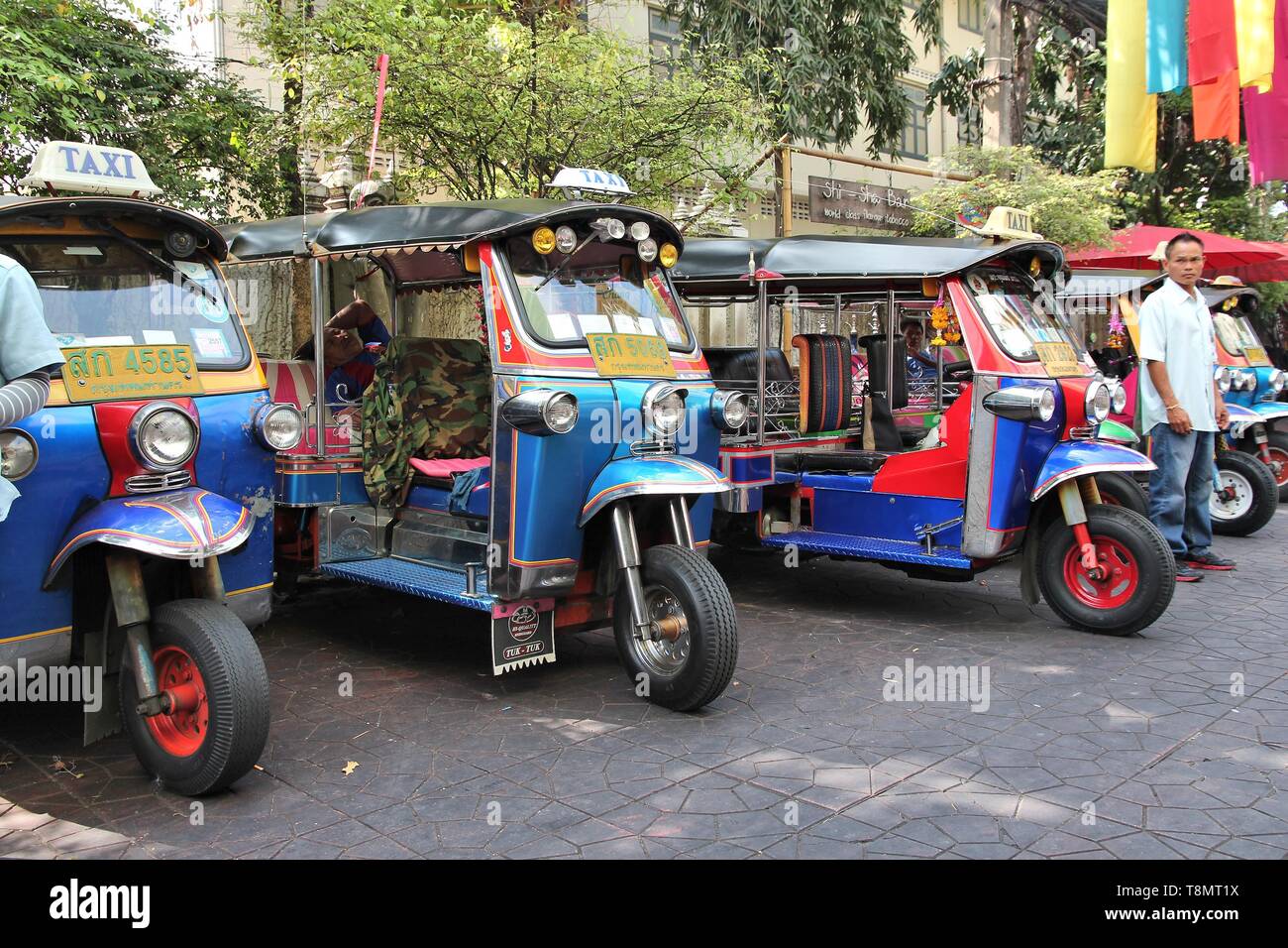 BANGKOK, THAILAND - 24. Dezember 2013: Tuk Tuk motorbike Taxis in Bangkok geparkt. Bangkok ist die größte Stadt in Thailand mit 14 Millionen Menschen livin Stockfoto