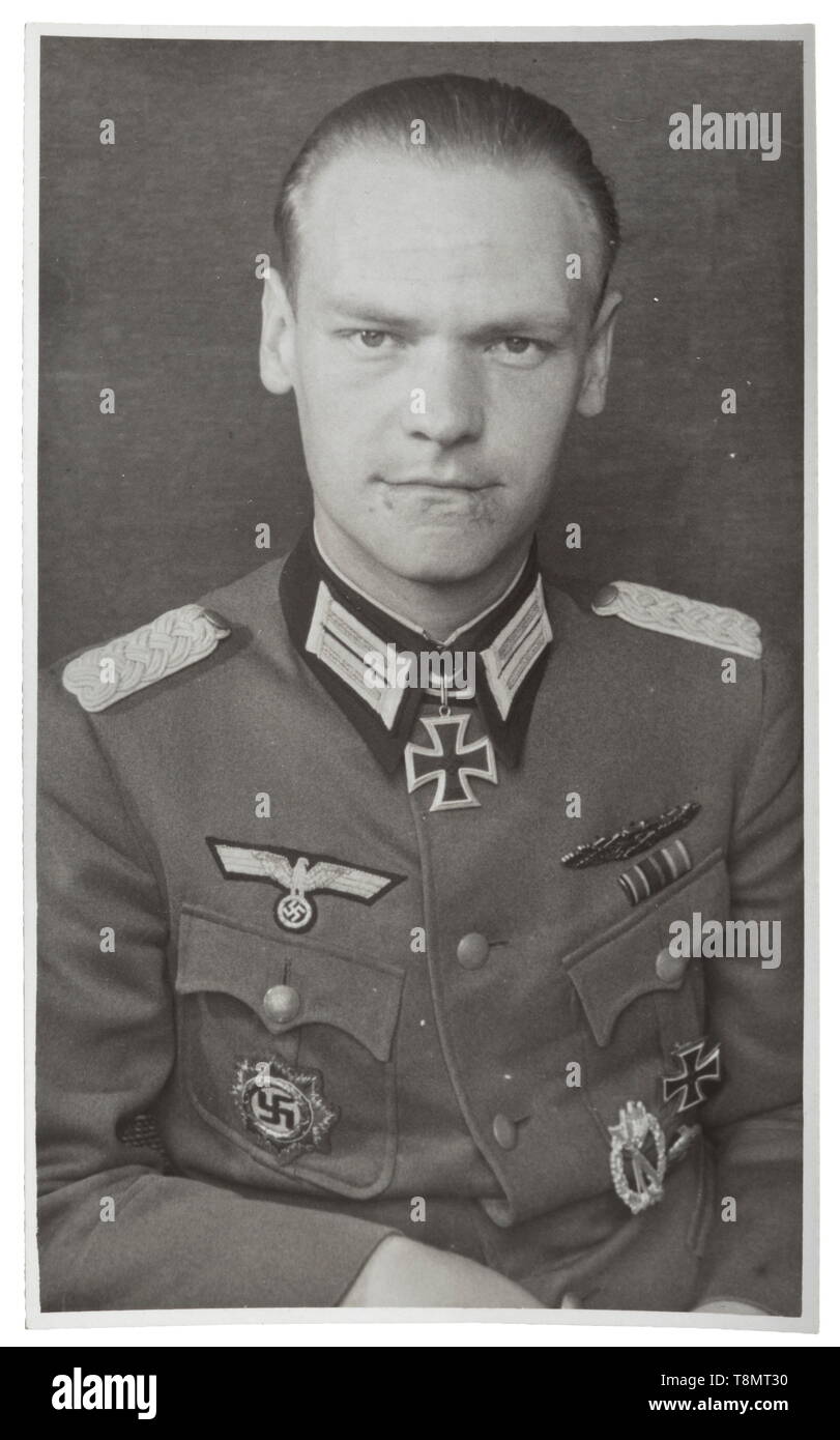 Wehrpass und Fotos von Eichenlaub Sieger Othmar Pollmann Der wehrpass (Militär) mit Foto-ID, das am 16. April 1945 in Bad Reichenhall durch den Chef des Stabes und Generalstab (OKH) bzw. ausgestellt. Mit zahlreichen Einträge: Service Buchungen (IR 20, 95. ID u.a.), Schulungen und Lehrgänge, bekämpft, die Aufenthalte im Krankenhaus, Aktionen und Dekorationen. Unter anderem wurde er mit dem Eichenlaub zum Kreuz des Knight, dem Deutschen Kreuz in Gold und der Nahkampf Verschluss in Silber und Bronze (siehe Seite 24). Der wehrpass ist in gutem Zustand, die, Editorial-Use - Nur Stockfoto