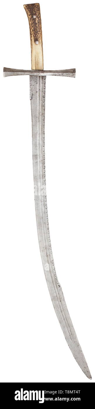 Eine ungarische Husaren" Sabre, 17. Jahrhundert leicht gebogen, einzelne Kanten mit doppelter Fullers auf beiden Seiten Blade und erweitert, double-edged. Eine Reihe von Sägezahn Marken unter der Rückseite der Klinge schlug, eine pseudo-Signatur in der fullers auf der einen Seite gestempelt. Robust, gezahnte quillons mit geometrischen Muster Schnitt in der Mitte und Daumen Ring auf der Rückseite. Doppelklicken staghorn Griff mit Bügeleisen Knauf Deckel genietet. Länge 91,5 cm. historischen, geschichtlichen, Schwert, Schwerter, Waffen, Waffen, Waffen, arm, Kampf gerät, Militär, Militaria, Objekt, Objekte, still, Additional-Rights - Clearance-Info - Not-Available Stockfoto