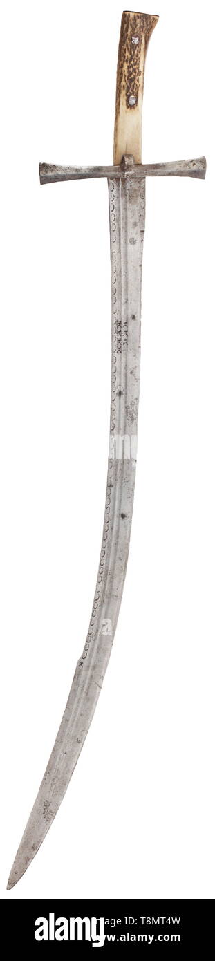 Eine ungarische Husaren" Sabre, 17. Jahrhundert leicht gebogen, einzelne Kanten mit doppelter Fullers auf beiden Seiten Blade und erweitert, double-edged. Eine Reihe von Sägezahn Marken unter der Rückseite der Klinge schlug, eine pseudo-Signatur in der fullers auf der einen Seite gestempelt. Robust, gezahnte quillons mit geometrischen Muster Schnitt in der Mitte und Daumen Ring auf der Rückseite. Doppelklicken staghorn Griff mit Bügeleisen Knauf Deckel genietet. Länge 91,5 cm. historischen, geschichtlichen, Schwert, Schwerter, Waffen, Waffen, Waffen, arm, Kampf gerät, Militär, Militaria, Objekt, Objekte, still, Additional-Rights - Clearance-Info - Not-Available Stockfoto