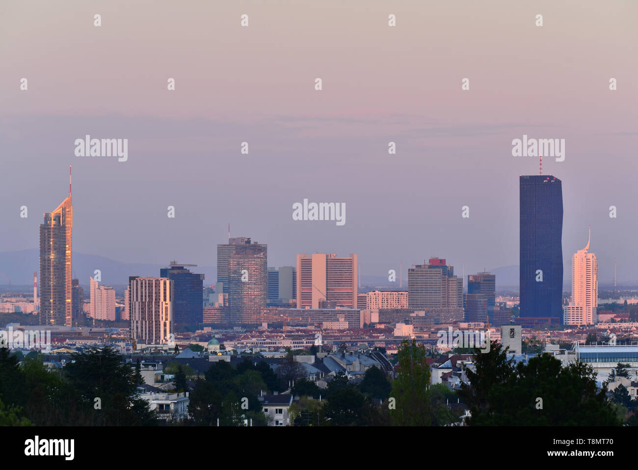 Wolkenkratzer des Vienna International Centre und UNO Stadtbild in Abend Szene. Stockfoto