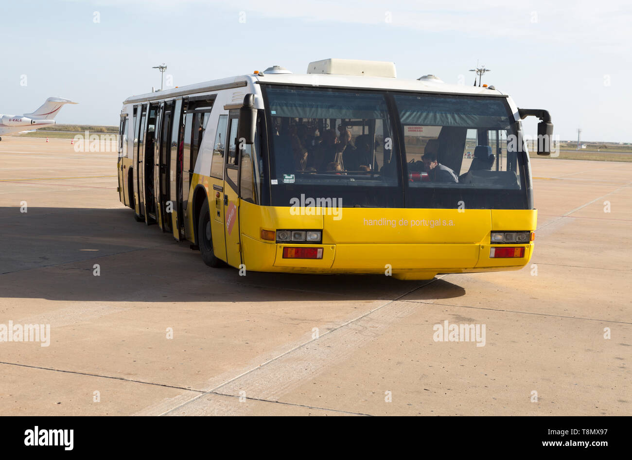 Jet2 Pauschalreise Flugzeug Passagiere am Flughafen Faro, Algarve, Portugal mit extra breiten Verkehrsmittel Bus aussteigen Stockfoto