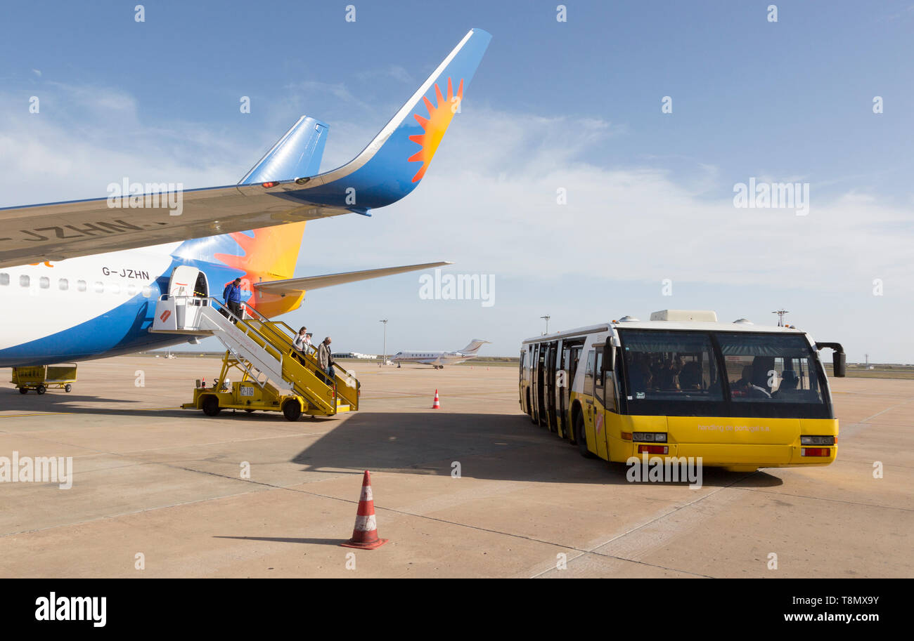 Jet2 Pauschalreise Flugzeug Passagiere am Flughafen Faro, Algarve, Portugal mit extra breiten Verkehrsmittel Bus aussteigen Stockfoto