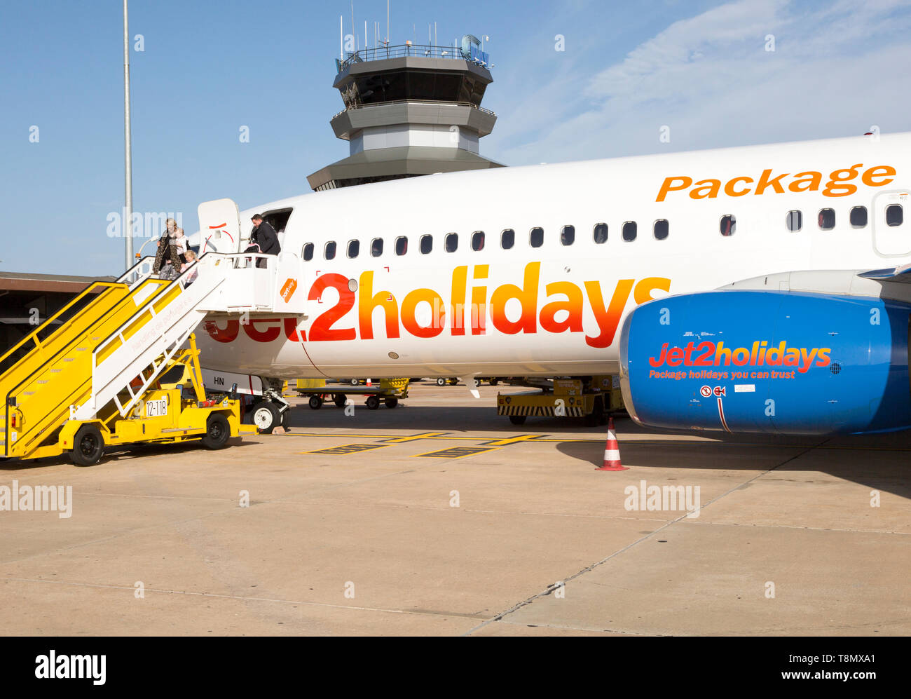 Jet2 Pauschalreise Flugzeug Passagiere am Flughafen Faro, Algarve, Portugal aussteigen Stockfoto