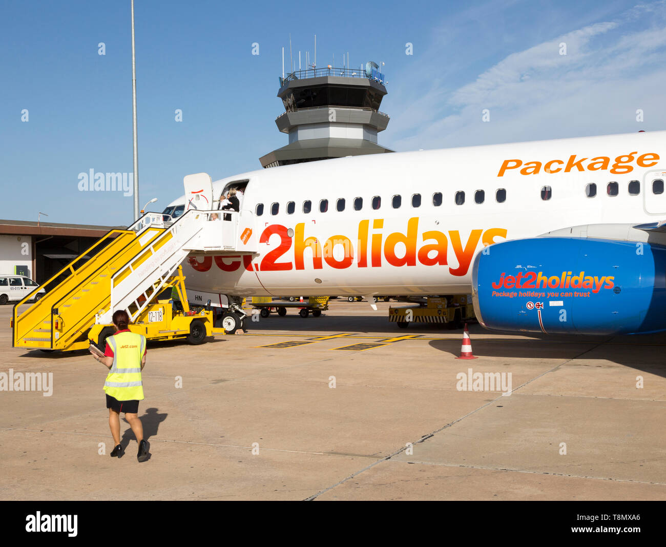 Jet2 Pauschalreise Flugzeug Passagiere am Flughafen Faro, Algarve, Portugal aussteigen Stockfoto