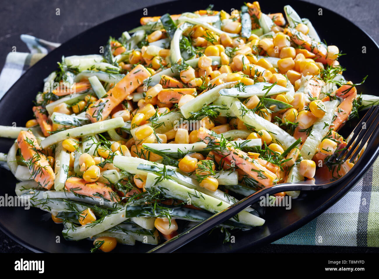Gurke mais Käse Salat mit Joghurt Zitrone Dressing mit fein gehackten ...