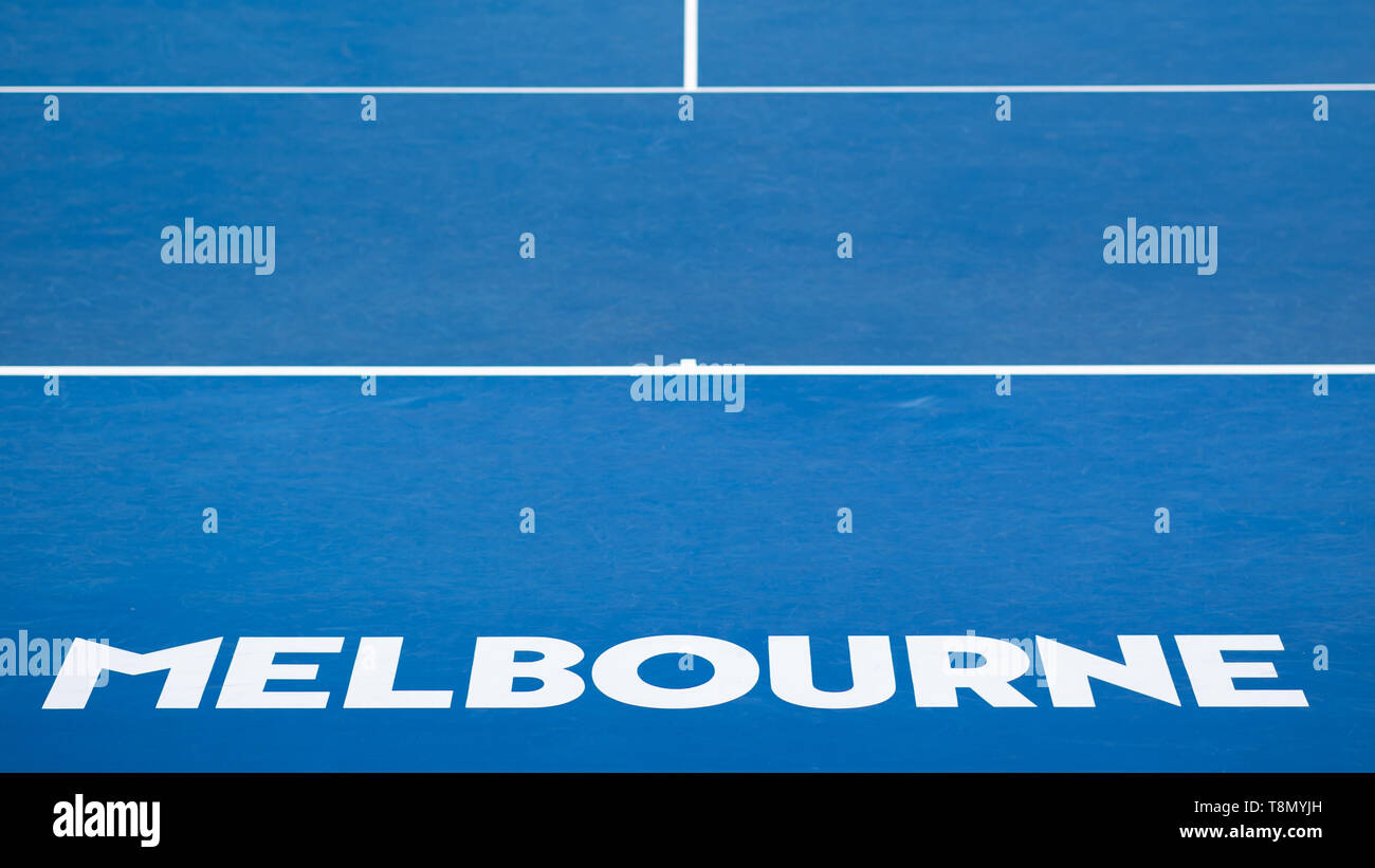 Der Melbourne Motiv Logo unterhalb der Grundlinie auf dem Center Court an der Rod Laver Arena. Stockfoto