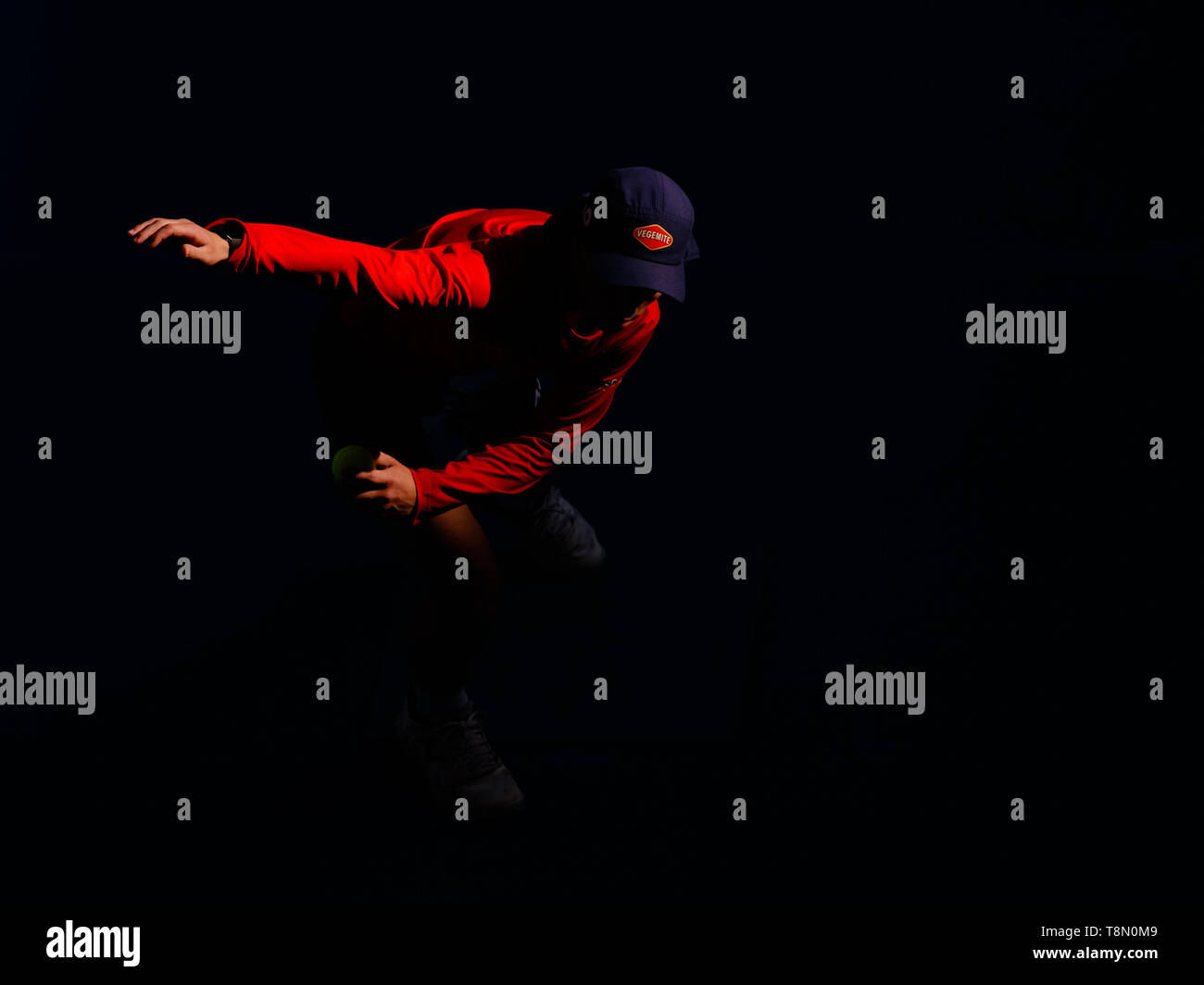 Ein Ball kid Fänge und rollt ein Ball an der Grundlinie an der Rod Laver Arena während der Australian Open Stockfoto