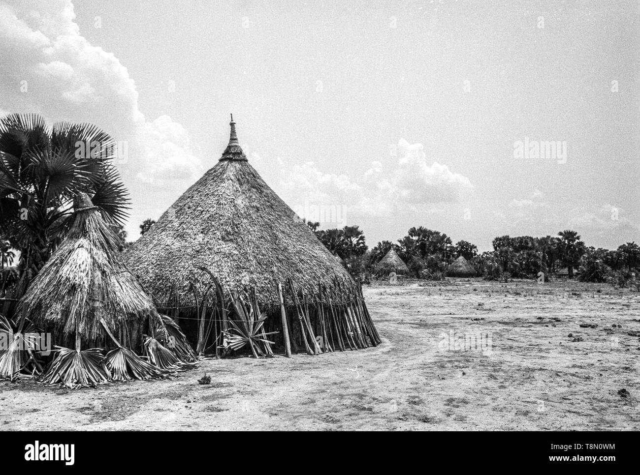 Neur Stamm mit ihren glatten strohgedeckten Hütten Stockfoto