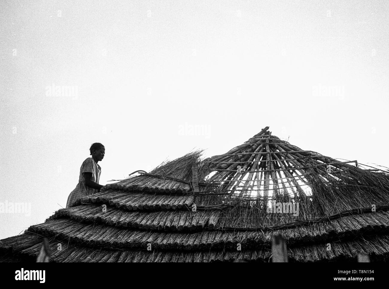 Dach zusammenbrechen von Frauen geleistet werden, um die Ringe der Bergrücken sind Benutzerdefiniert, um den Stamm der Dinka. Stockfoto